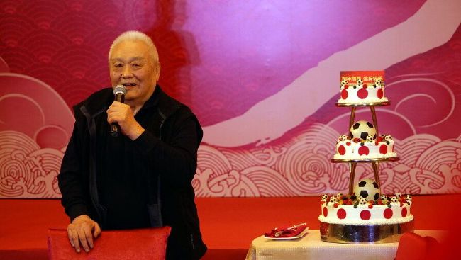 而在《毒液2》最新预告中，残暴连环杀手与红色共生体融合并迅速进化，变身令人闻风丧胆的邪恶反派卡内奇，破体而出的网状触手震慑力十足，在刀锋、长鞭、爆针、巨网等多种形态中切换与组合，杀气喷涌尽展最强反派的强大气势
